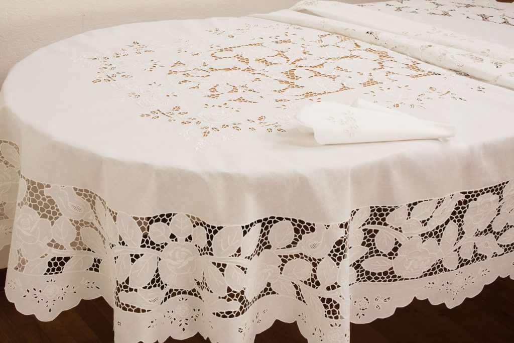 Tovaglia In Pizzo Di Plastica - Rettangolare/Ovale 135x180 Cm - Bianco - 3